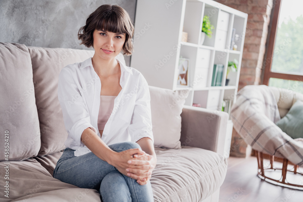Photo portrait woman wearing casual clothes sitting on coach at home smiling good mood Photo portrait woman wearing casual clothes sitting on coach at home smiling good mood