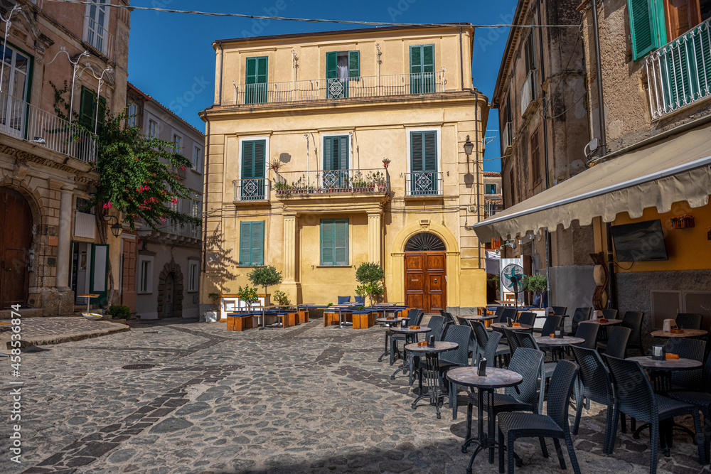 typowy widok w małych miasteczkach na południu Włoch - rynek w otoczeniu kamienic z małymi lokalnymi restauracjami i kawiarniami