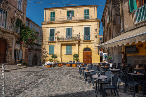 typowy widok w małych miasteczkach na południu Włoch - rynek w otoczeniu kamienic z małymi lokalnymi restauracjami i kawiarniami © Kamil_k2p