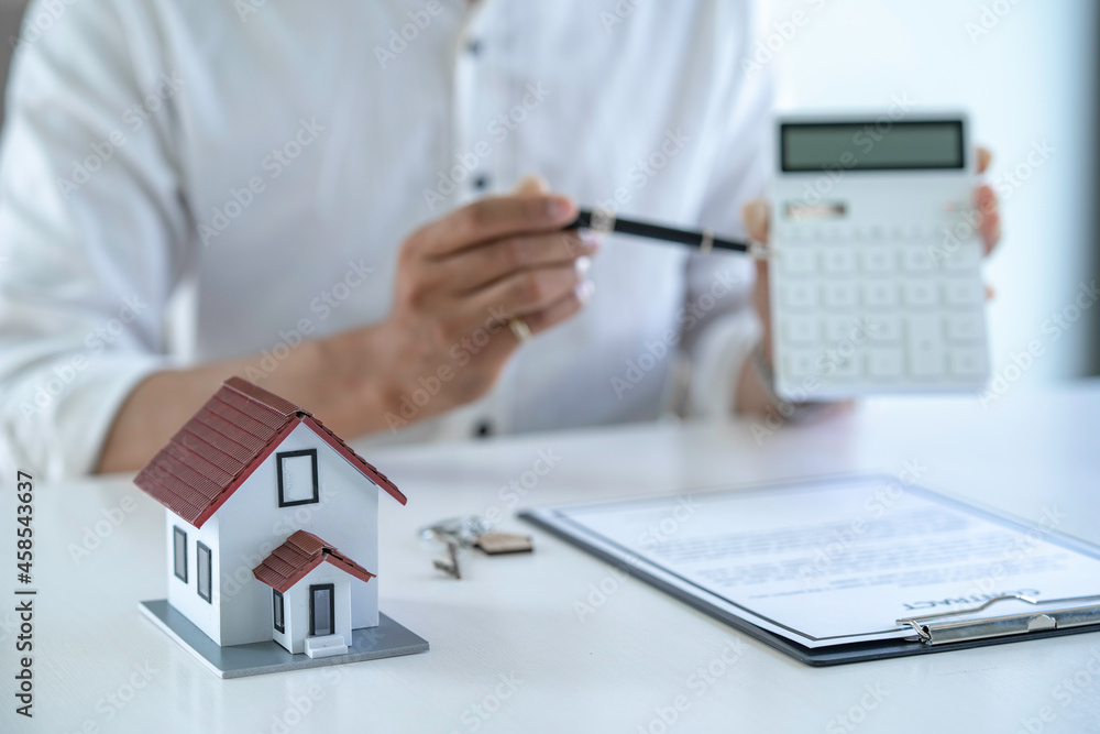 Real estate agents explain model homes to negotiate prices and