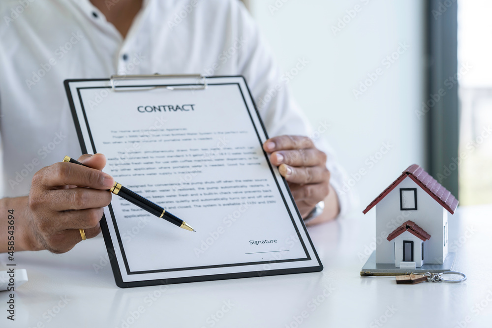 Real estate agents explain model homes to negotiate prices and