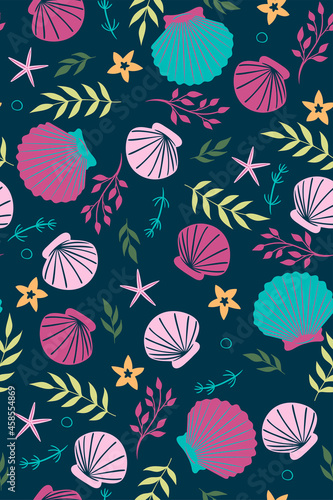 Seamless pattern with seashells, algae and starfish. Vector graphics.