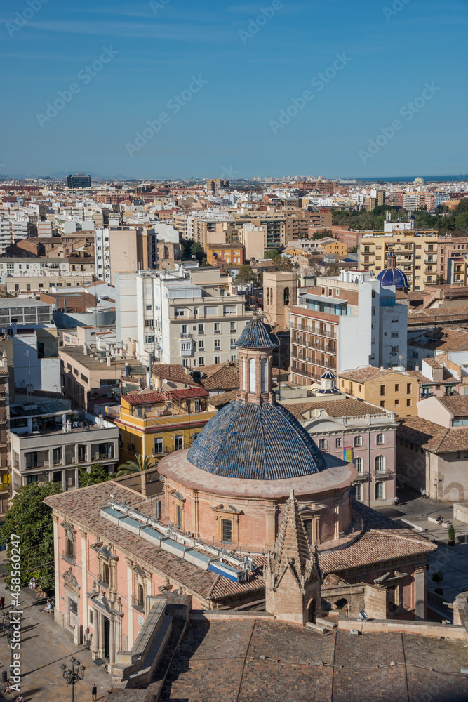Vista aérea del centro histórico de la ciudad de Valencia, con la cúpula de la Real Basílica De Nuestra Señora De Los Desamparados
