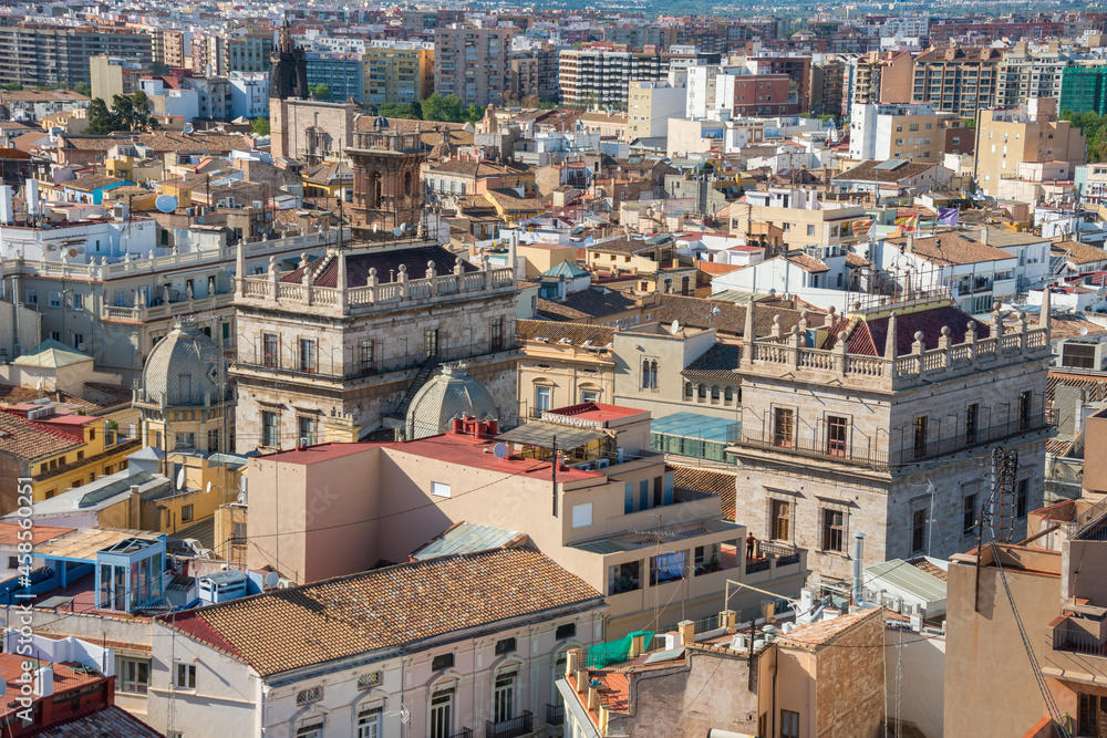 Vista aérea  de la ciudad de Valencia con el edificio de la Lonja de la seda, España