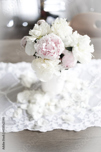 Blumenstrauß auf dem Tisch © Eduard