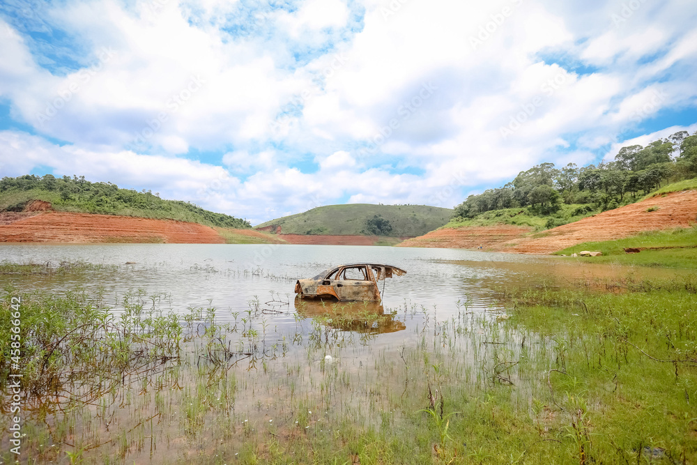 Fototapeta premium represa em seca com crise hídrica. 