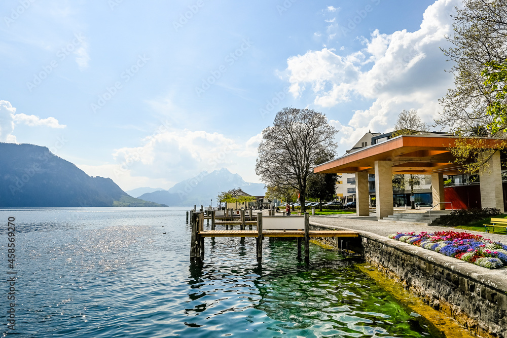 Fototapeta premium Weggis, Vierwaldstättersee, Seeufer, Dorf, Schiffssteg, Schifffahrt, Rigi, Bürgenstock, Buochshorn, Pilatus, Luzern, Wanderweg, Weggiserbecken, Stanserhorn, Frühling, SchweizSchweiz