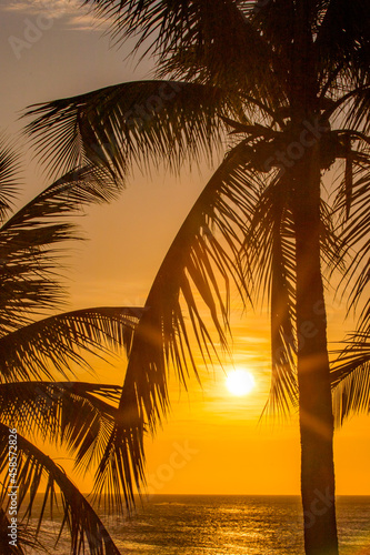 M  gico atardecer en Roatan  Honduras.