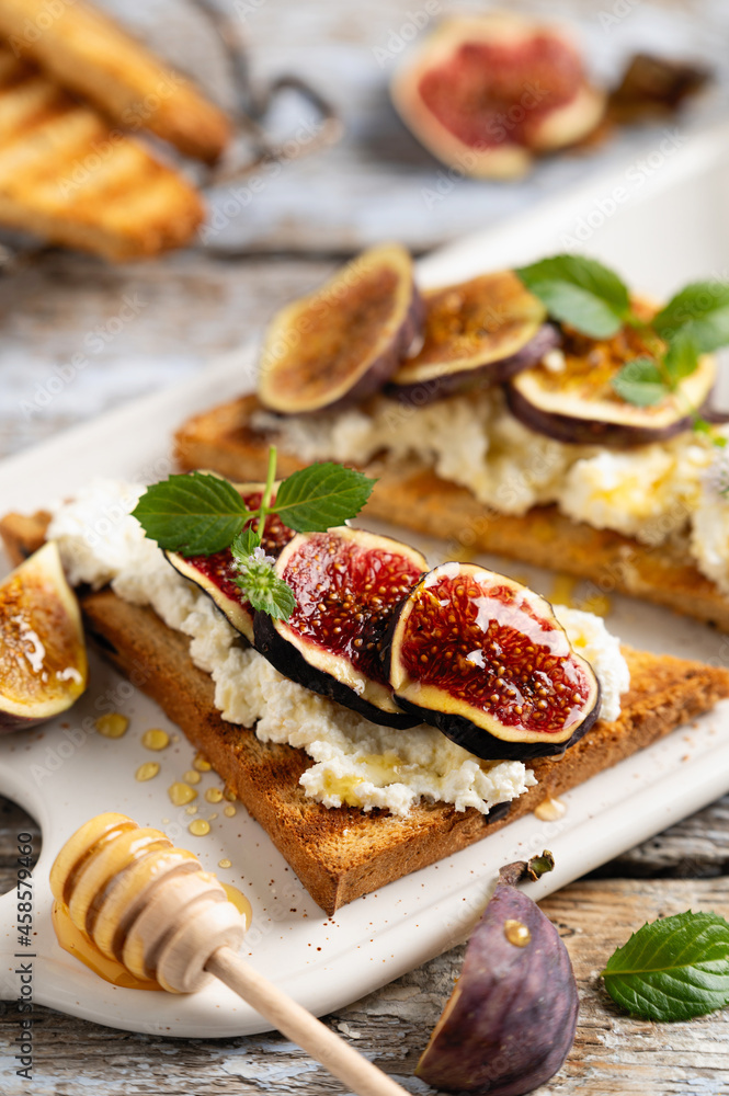 toast with cottage cheese and figs drizzled with honey for breakfast