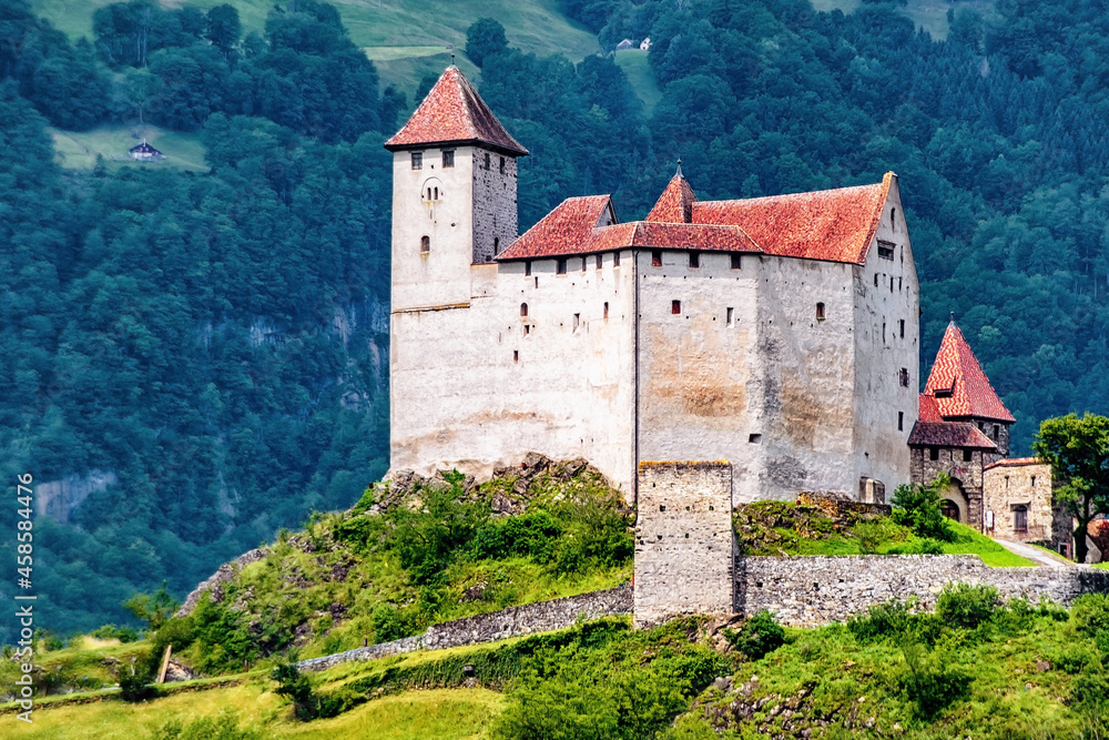 Burg Gutenberg bei Balzers im Alpenrheintal, Liechtenstein