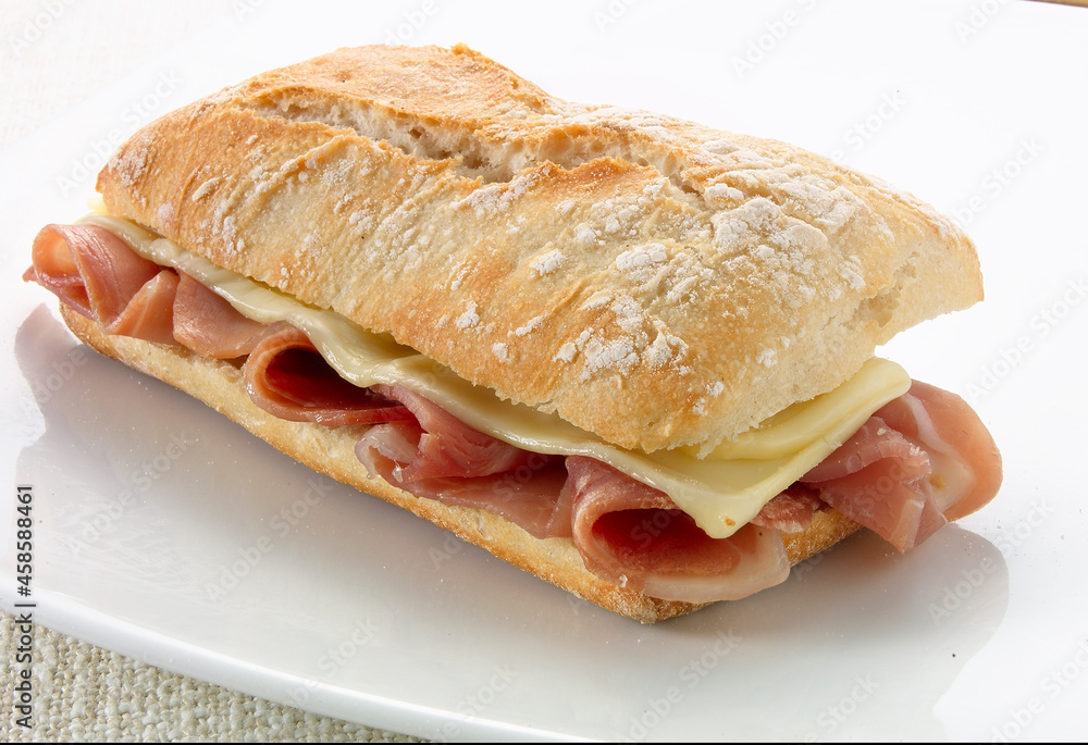Baguette  de jamón y queso, sándwich, bocadillo. Ham and cheese baguette, sandwich, snack.