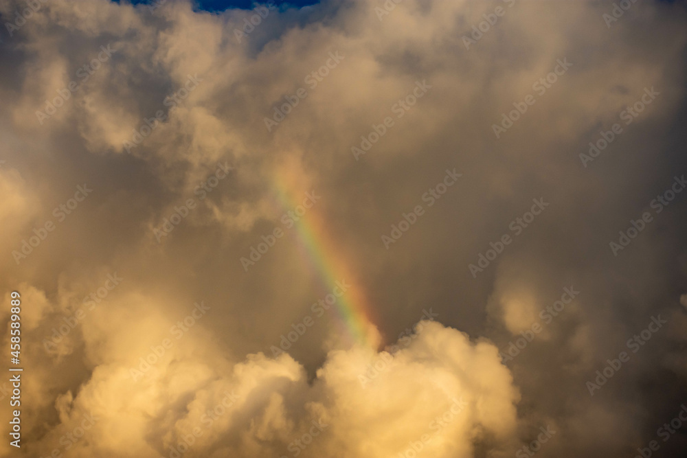 nubes de atardecer con un trozo de arco iris