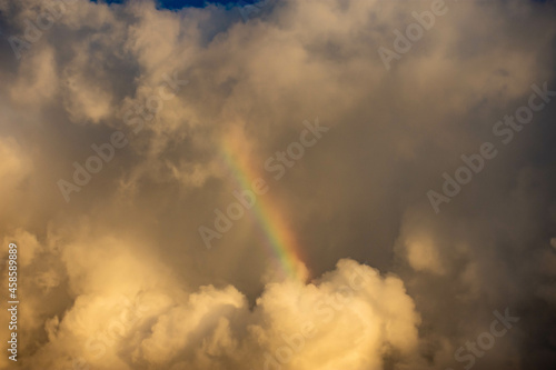 nubes de atardecer con un trozo de arco iris