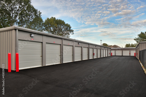 Canvas-taulu Modern warehouse garage storage facility under cloudy sky
