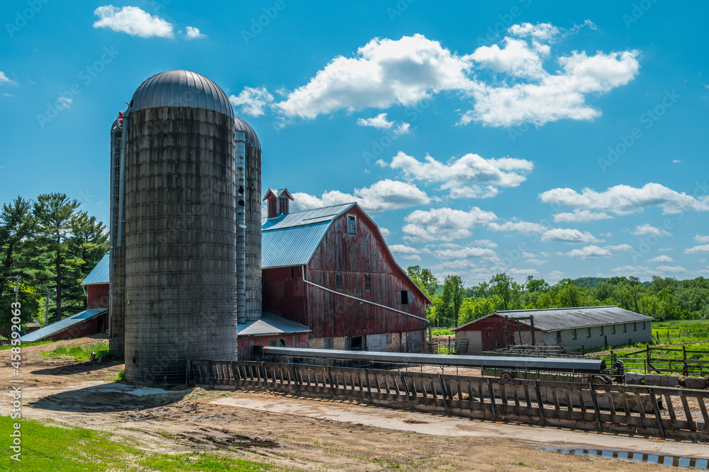 Obraz premium Red barn and silos