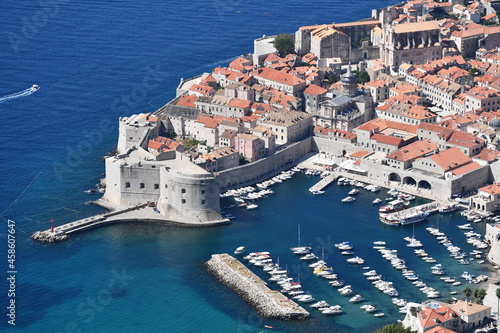 Vieille ville de Dubrovink, Croatie, photographiée depuis le point haut. On y distingue le port et les remparts.