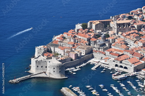 Vieille ville de Dubrovink, Croatie, photographiée depuis le point haut. On y distingue le port et les remparts.