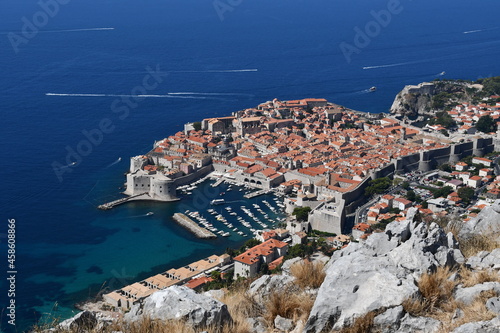 Vieille ville de Dubrovink, Croatie, photographiée depuis le point haut. On y distingue le port et les remparts.