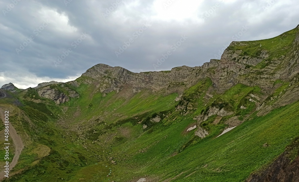 Obraz premium green mountain valley 