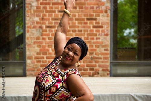 Linda mulher negra brasileira de turbante, resistência, empoderamento e elegância - Beautiful black Brazilian woman in turban, strength, empowerment and elegance - Afro black culture photo