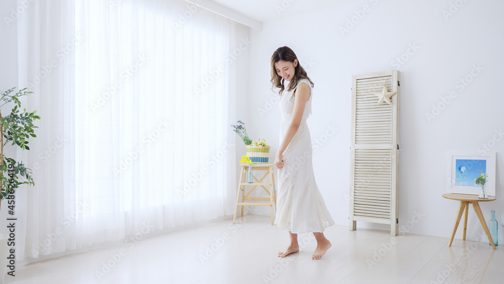 白いワンピースを着た若い女性 白いワンピースを着た若い女性