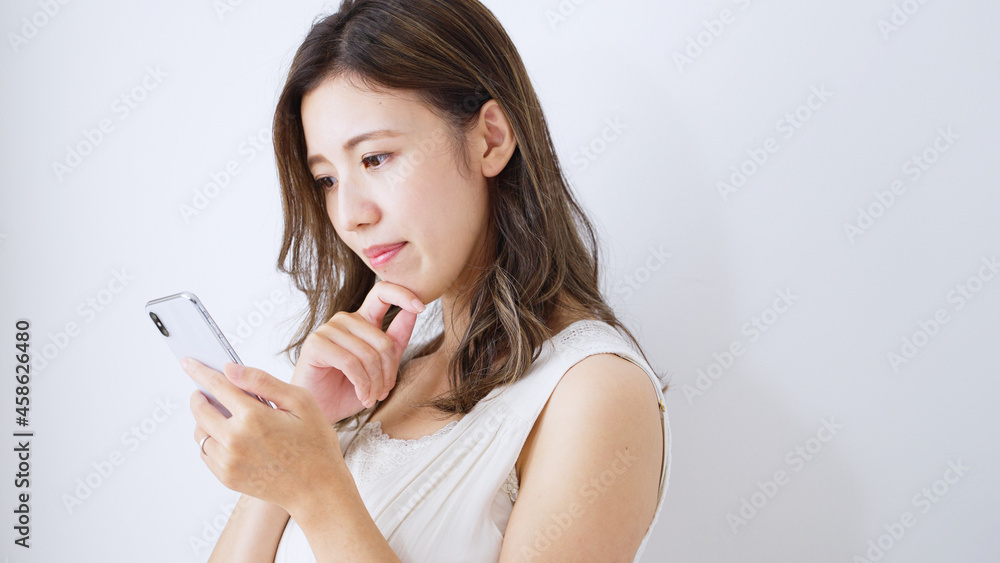 スマホを操作する若い女性 スマホを操作する若い女性