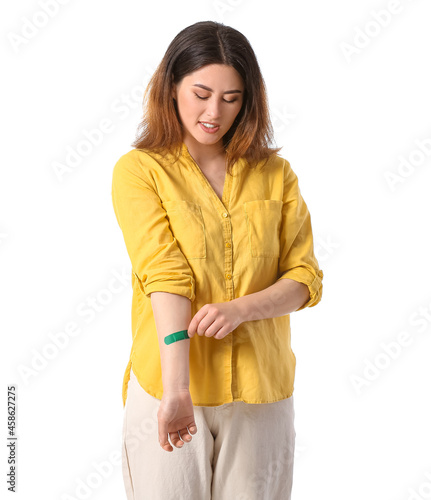 Young Asian woman with appl...