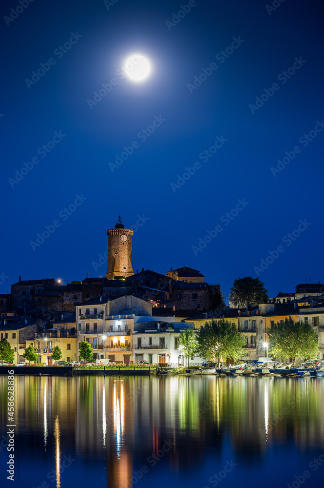 Obraz premium View of the village of Marta by night