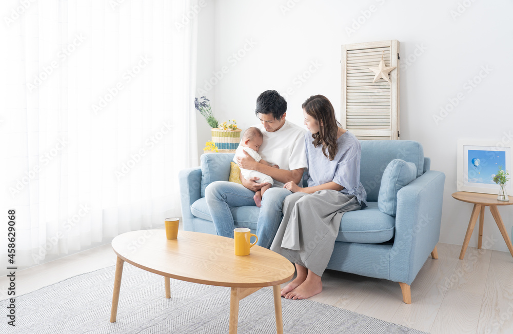 Fototapeta premium 赤ちゃんを寝かしつけるパパ（育児・子育て・家族・ファミリー・イクメン）