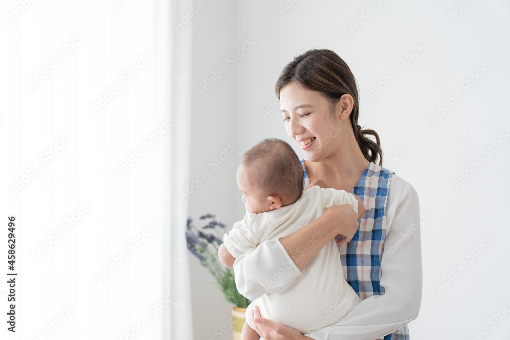 赤ちゃんを抱っこするベビーシッター(育児・子育て) 赤ちゃんを抱っこするベビーシッター(育児・子育て)