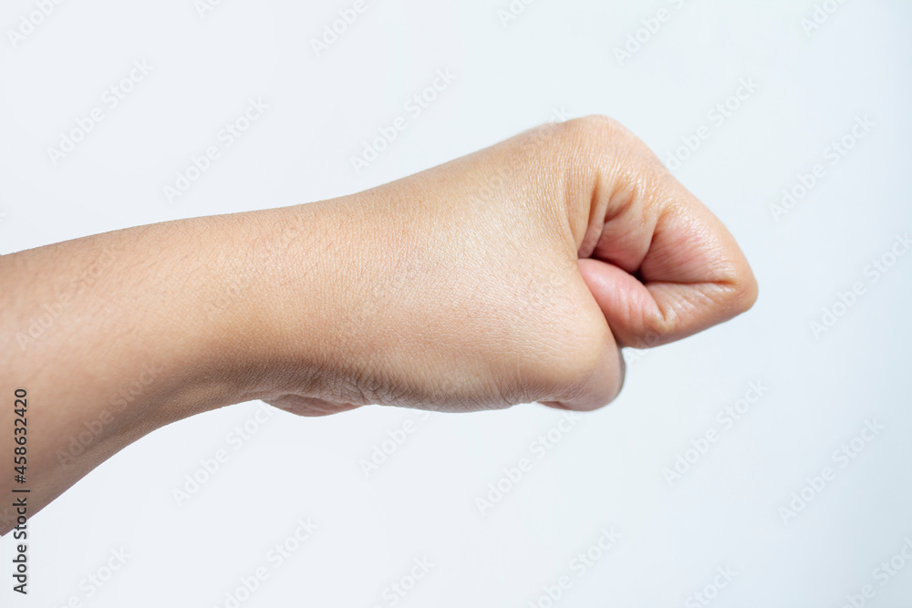PUÑO DE FUERZA FEMENINA SOBRE FONDO BLANCO PUÑO DE FUERZA FEMENINA SOBRE FONDO BLANCO