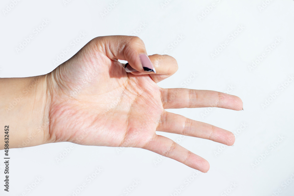 MANO FEMENINA HACIENDO SEÑA DE OK CON SUS DEDOS SOBRE FONDO BLANCO