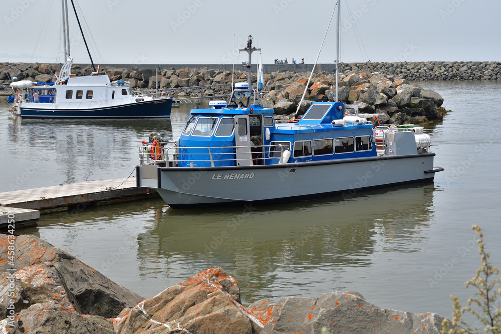 Obraz premium RIVIÈRE DU LOUP, QUEBEC, CANADA - July 18, 2021 Small passenger taxi boat at dock On St-Lawrence river