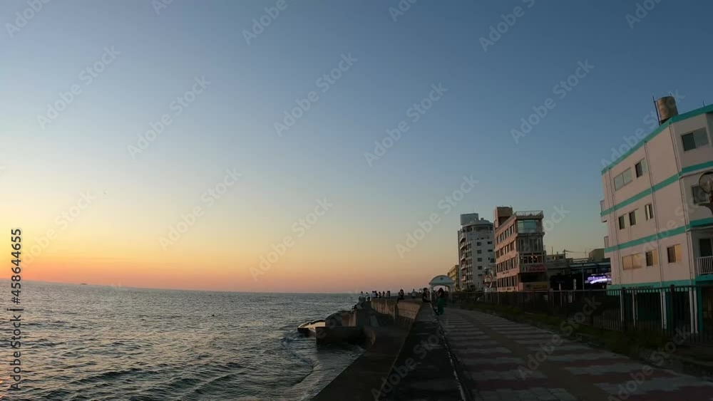 夕方、夕焼けが照らす海と海岸に打ち寄せる波 夕方、夕焼けが照らす海と海岸に打ち寄せる波