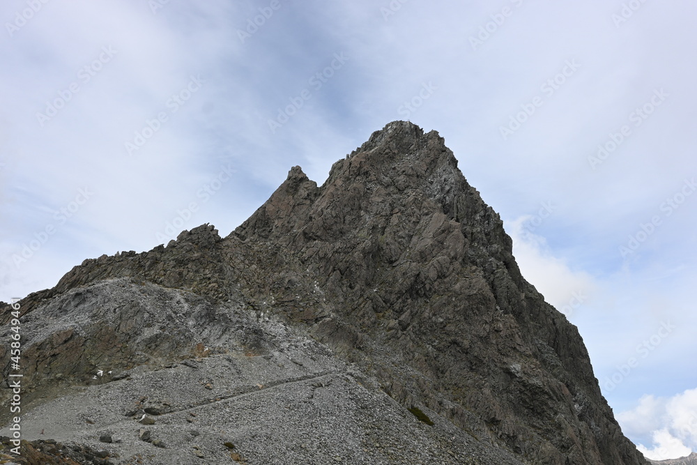 Fototapeta premium 槍ヶ岳・槍ヶ岳山荘から見る山頂