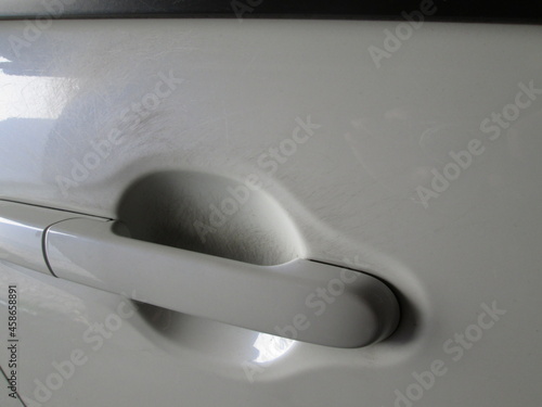 白い自動車のドアのキズ