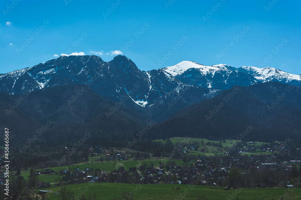 Fototapeta premium Widok na Zakopane skocznię i góry Tatry
