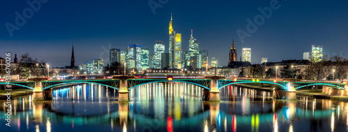 Die Skyline von Frankfurt am Main am sp  ten Abend mit dem Flu   Main im Vordergrund