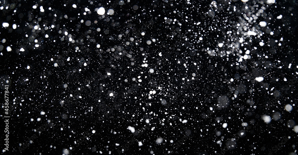Obraz premium Real snowfall out of focus on black background for overlay blending mode for your winter project