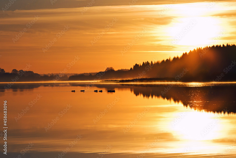 Obraz premium Sunset over lake