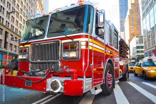 Feuerwehr New York City fire fighters Löschfahrzeug Löschzug rot Chrom Sirene Manhattan Downtown 9/11 Brand Einsatz Avenue Straße glänzend heulen Rettung Schlauch Weitwinkel City Big Apple Kameraden