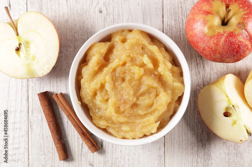 Bild auf Leinwand apple sauce- compote with cinnamon