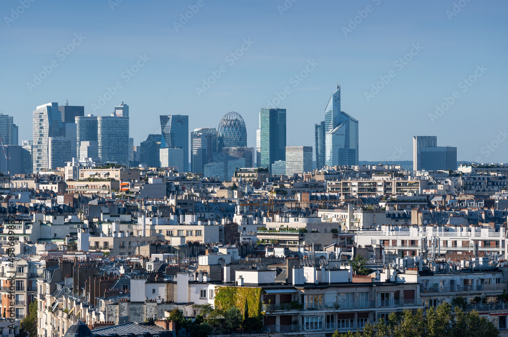 Quartier d'affaire de la Défense avec immeubles d'habitation en premier plan