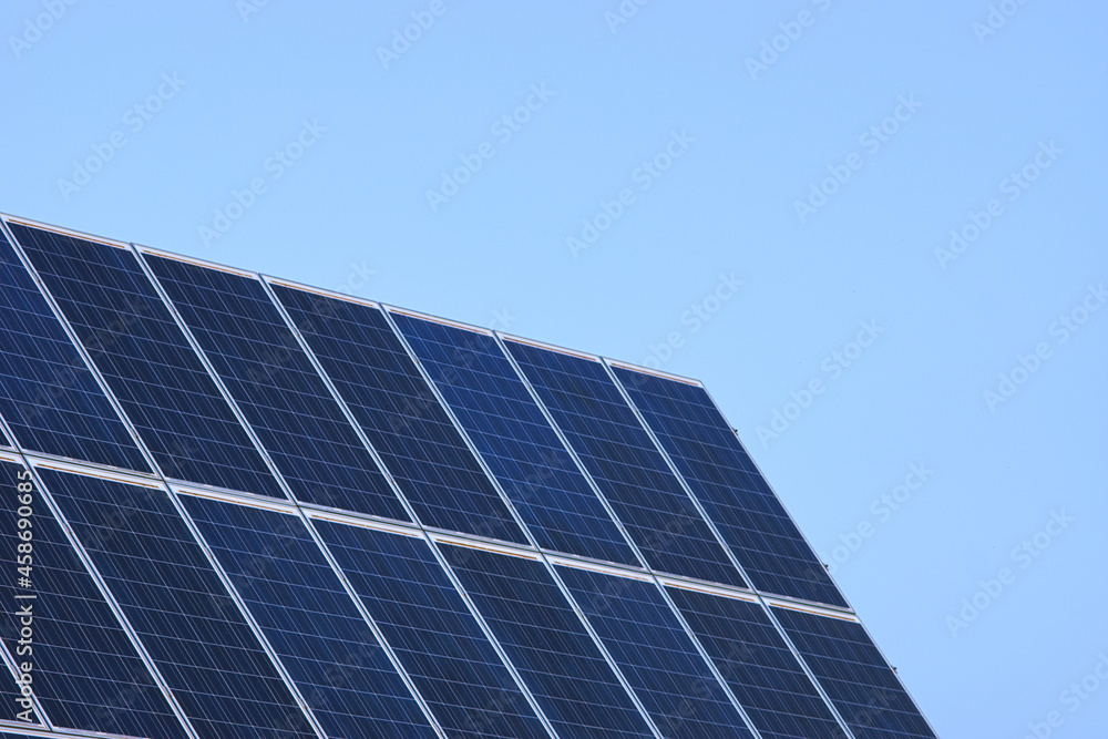 Placas solares en un día despejado con el cielo azul.