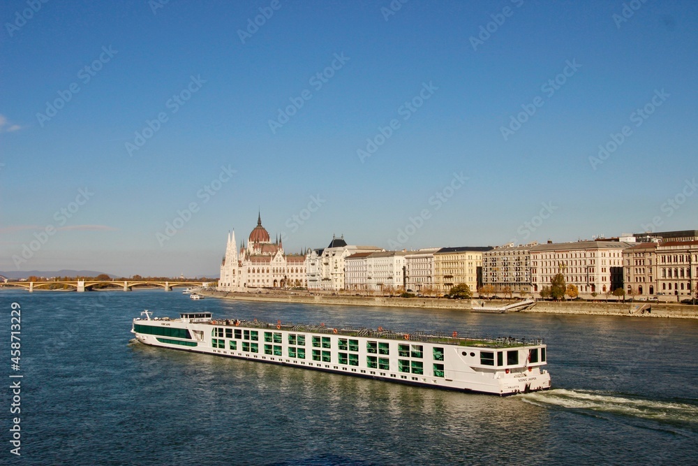 Fototapeta premium hungarian parliament building from Danubio river cruise boat