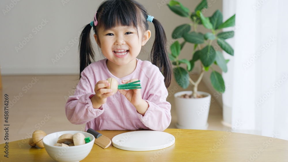 子育て・育児　野菜のおもちゃでおままごとをする3歳の子供