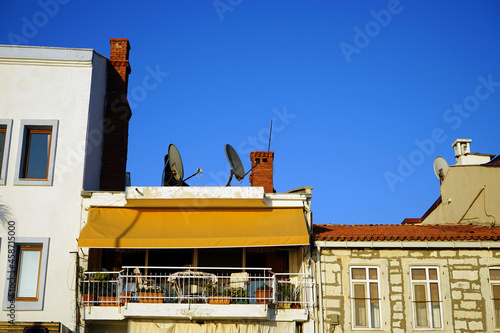 Bilde på lerret Großer Balkon mit Markise im Sommer bei blauem Himmel und Sonnenschein an der Uf