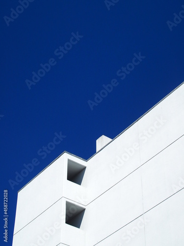 マンションの白壁と秋の青空