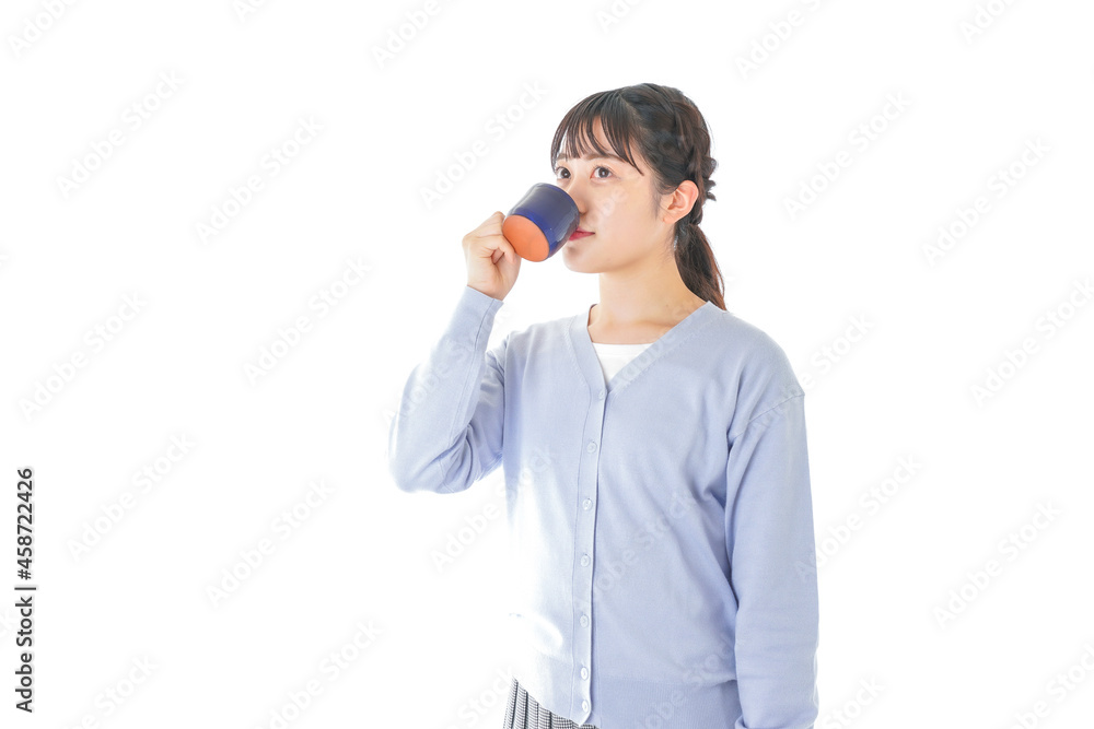 マグカップでコーヒーを飲む若い女性 マグカップでコーヒーを飲む若い女性