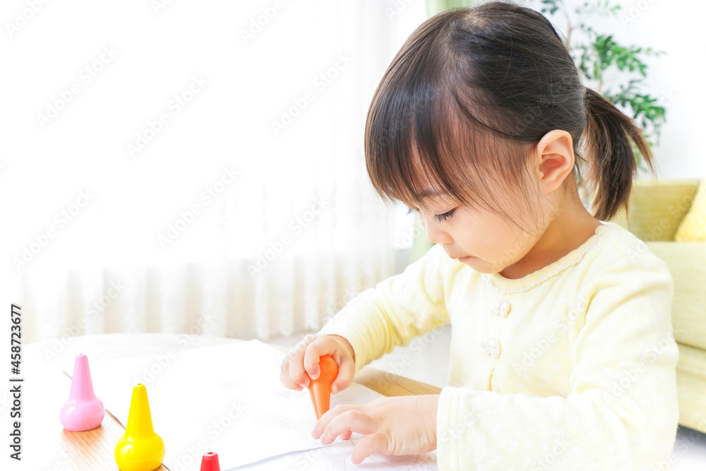 お絵かきをする子ども お絵かきをする子ども